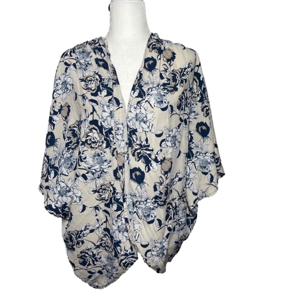 Style rack blue floral kimono size small